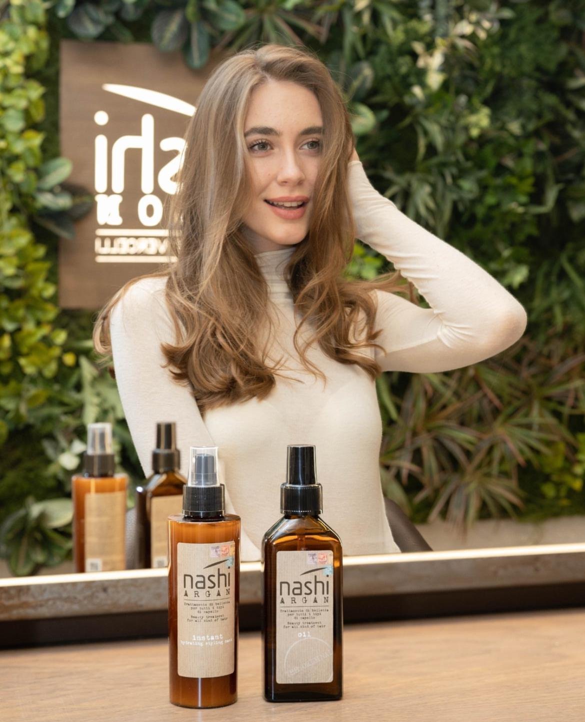 Imatge d'una clienta a Montse Prat Estilistes amb productes Nashi Argan. Especialistes en tractaments capil·lars naturals i personalitzats a Blanes.