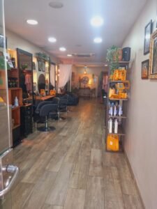Interior del saló Montse Prat Estilistes a Blanes amb espais de perruqueria, tractaments i productes naturals