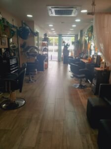 Interior del saló Montse Prat Estilistes a Blanes amb espais de perruqueria, tractaments i productes naturals