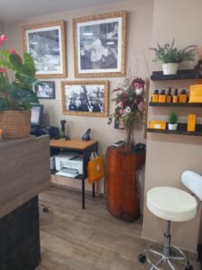 Interior del saló Montse Prat Estilistes a Blanes amb espais de perruqueria, tractaments i productes naturals