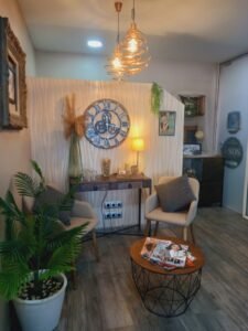 Interior del saló Montse Prat Estilistes a Blanes amb espais de perruqueria, tractaments i productes naturals