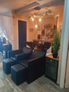 Interior del saló Montse Prat Estilistes a Blanes amb espais de perruqueria, tractaments i productes naturals