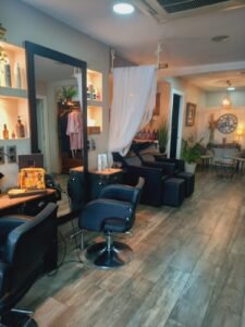 Interior del saló Montse Prat Estilistes a Blanes amb espais de perruqueria, tractaments i productes naturals