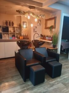Interior del saló Montse Prat Estilistes a Blanes amb espais de perruqueria, tractaments i productes naturals