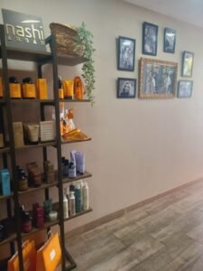Interior del saló Montse Prat Estilistes a Blanes amb espais de perruqueria, tractaments i productes naturals