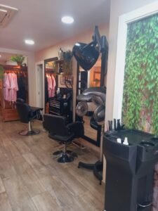 Interior del saló Montse Prat Estilistes a Blanes amb espais de perruqueria, tractaments i productes naturals