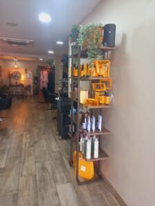 Interior del saló Montse Prat Estilistes a Blanes amb espais de perruqueria, tractaments i productes naturals