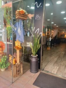 Interior del saló Montse Prat Estilistes a Blanes amb espais de perruqueria, tractaments i productes naturals