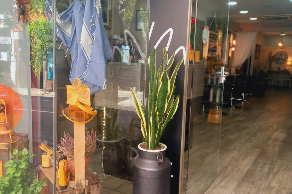 Interior del saló Montse Prat Estilistes a Blanes amb espais de perruqueria, tractaments i productes naturals